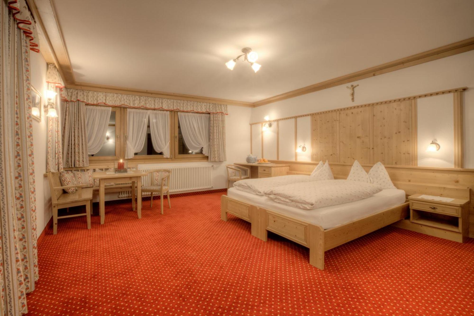 Hotel Ciasa Ai Pini Сан Касиано Екстериор снимка
