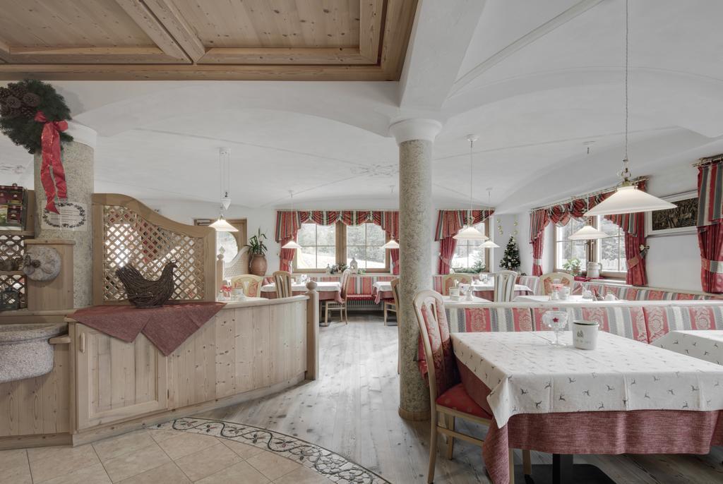 Hotel Ciasa Ai Pini Сан Касиано Екстериор снимка
