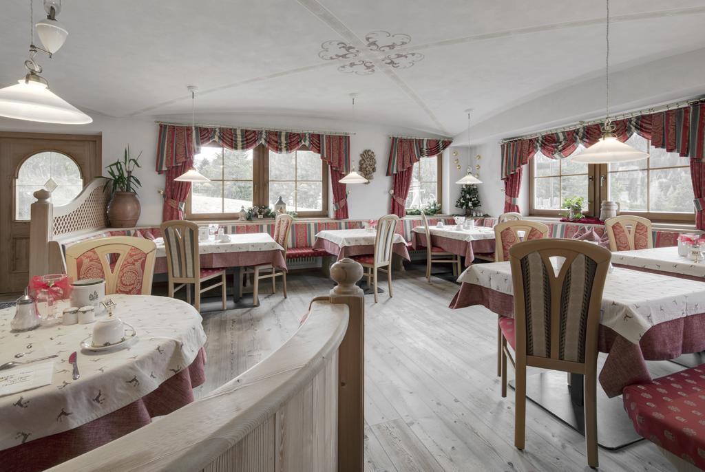 Hotel Ciasa Ai Pini Сан Касиано Екстериор снимка