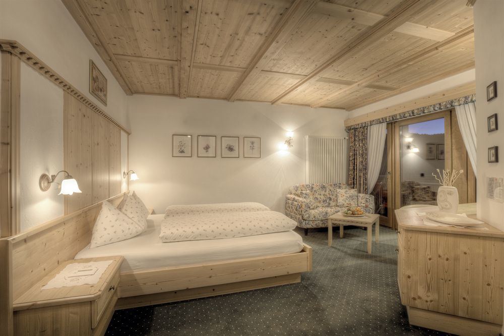 Hotel Ciasa Ai Pini Сан Касиано Екстериор снимка