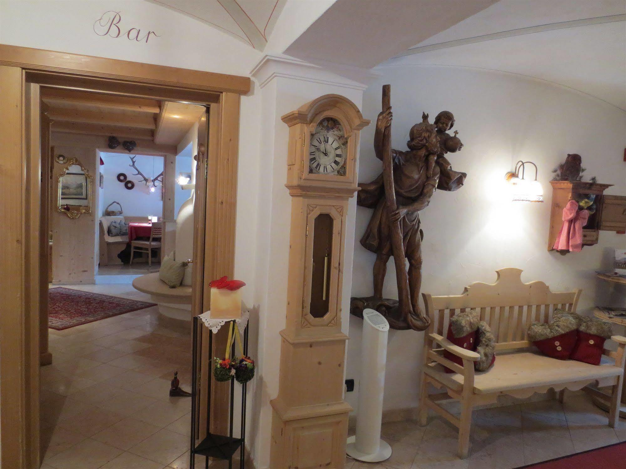 Hotel Ciasa Ai Pini Сан Касиано Екстериор снимка