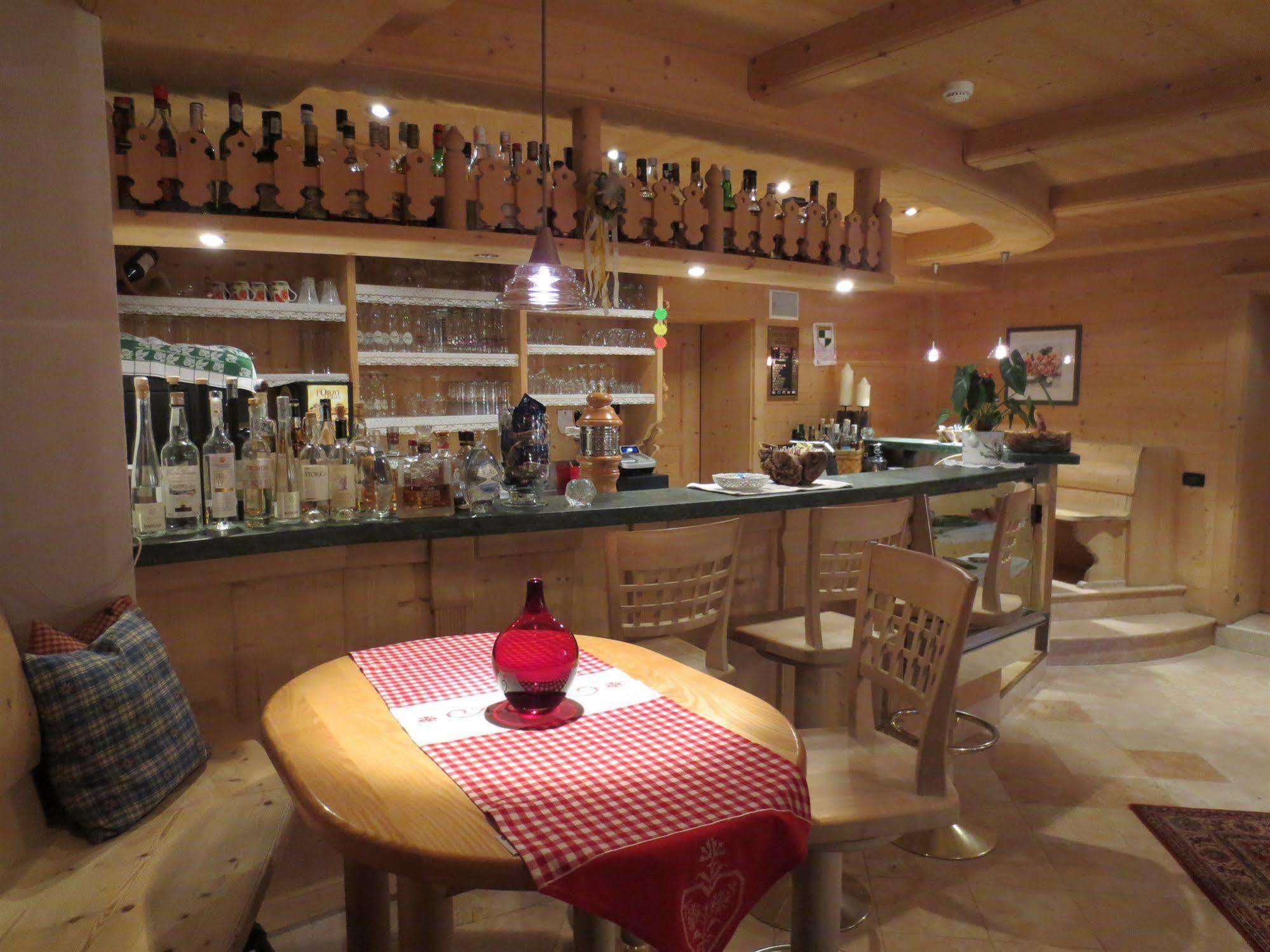 Hotel Ciasa Ai Pini Сан Касиано Екстериор снимка
